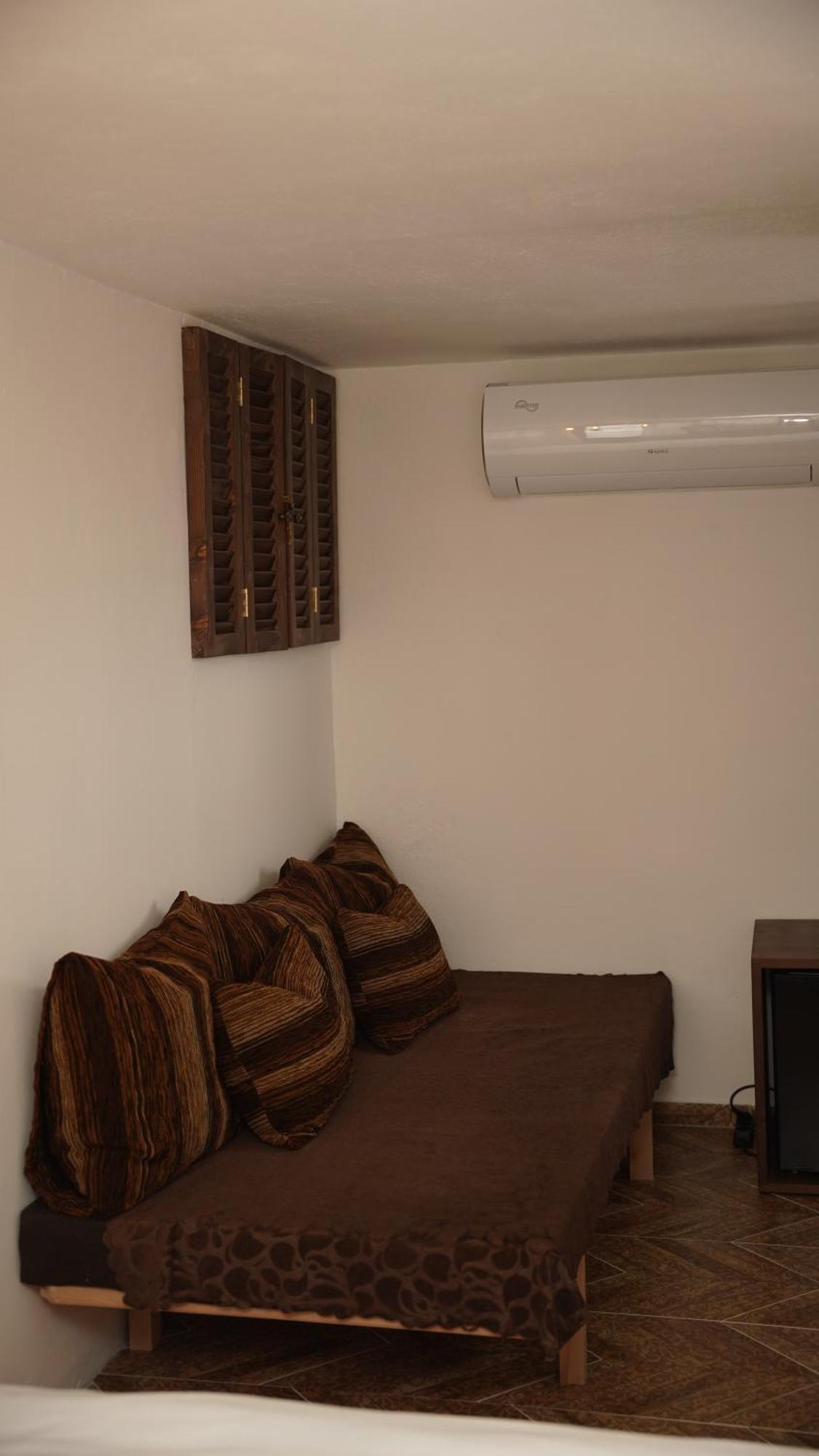 Relax Inn Korce Esterno foto
